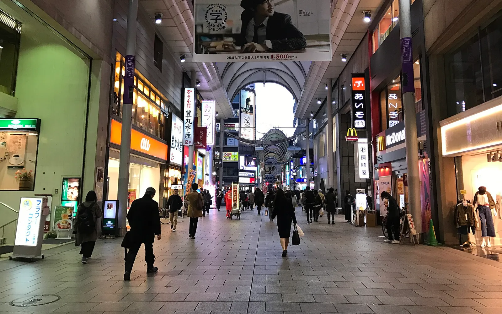 ถนนคนเดินฮอนโดริมีหลังคาโค้งสีขาวยาวตลอดทาง