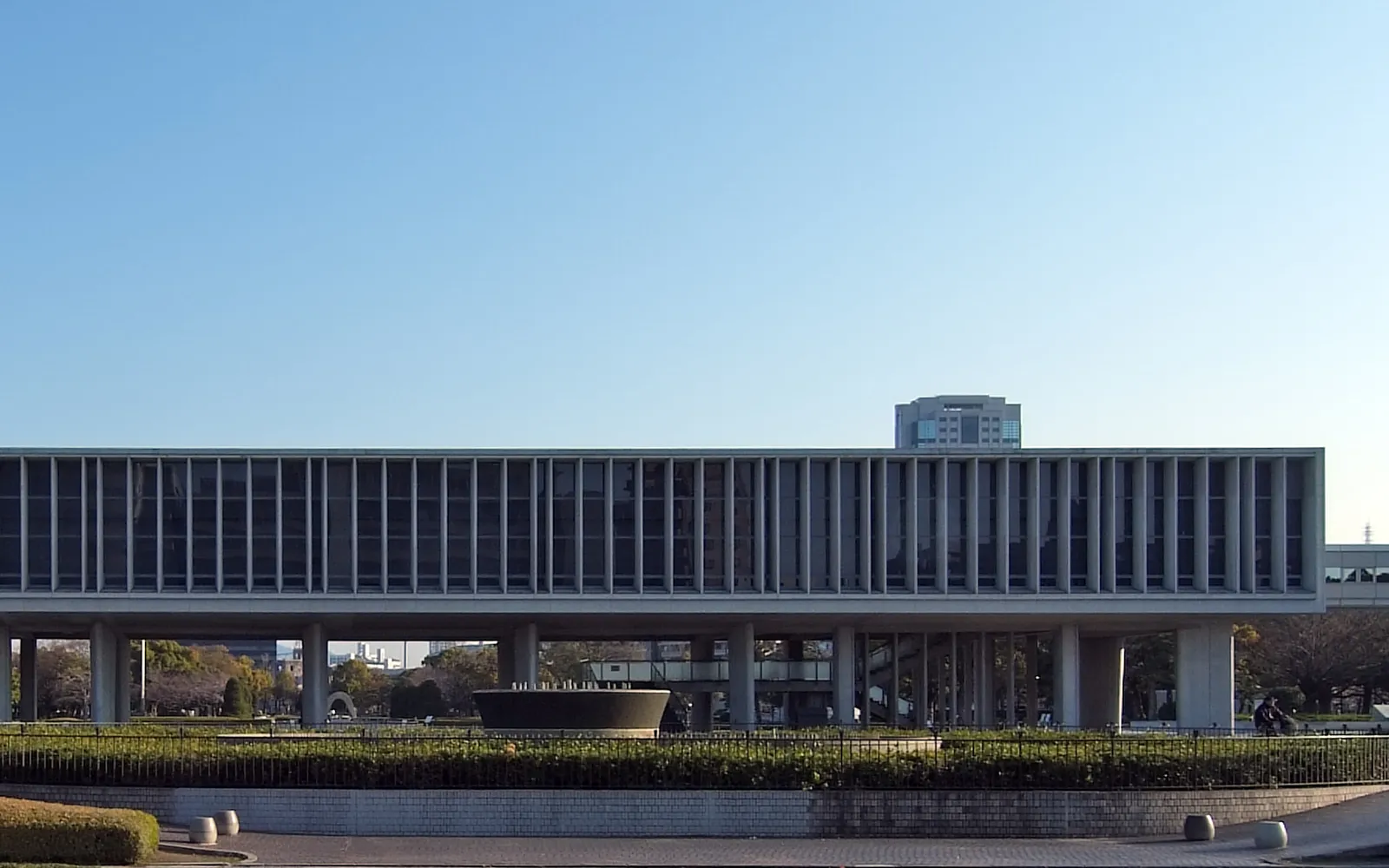 ด้านหน้าพิพิธภัณฑ์อนุสรณ์สันติภาพฮิโรชิม่าในสวนสีเขียว
