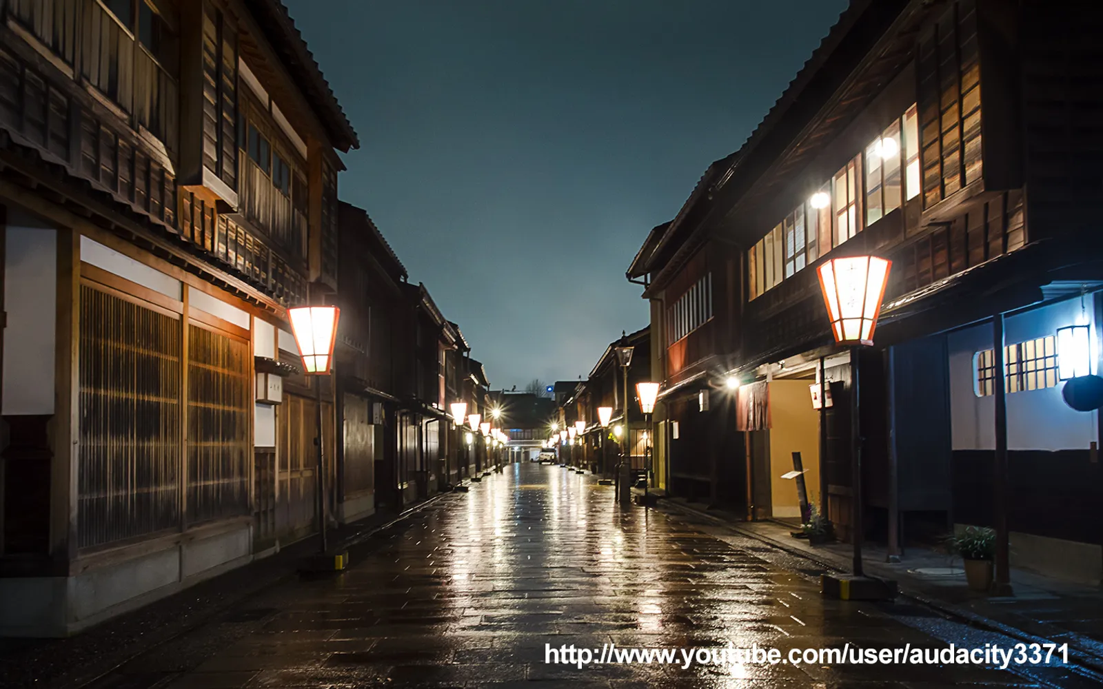 ถนนปูหินในย่านเกอิชาฮิงาชิ ชาย่างา ล้อมด้วยบ้านไม้สีน้ำตาลยุคเอโดะ