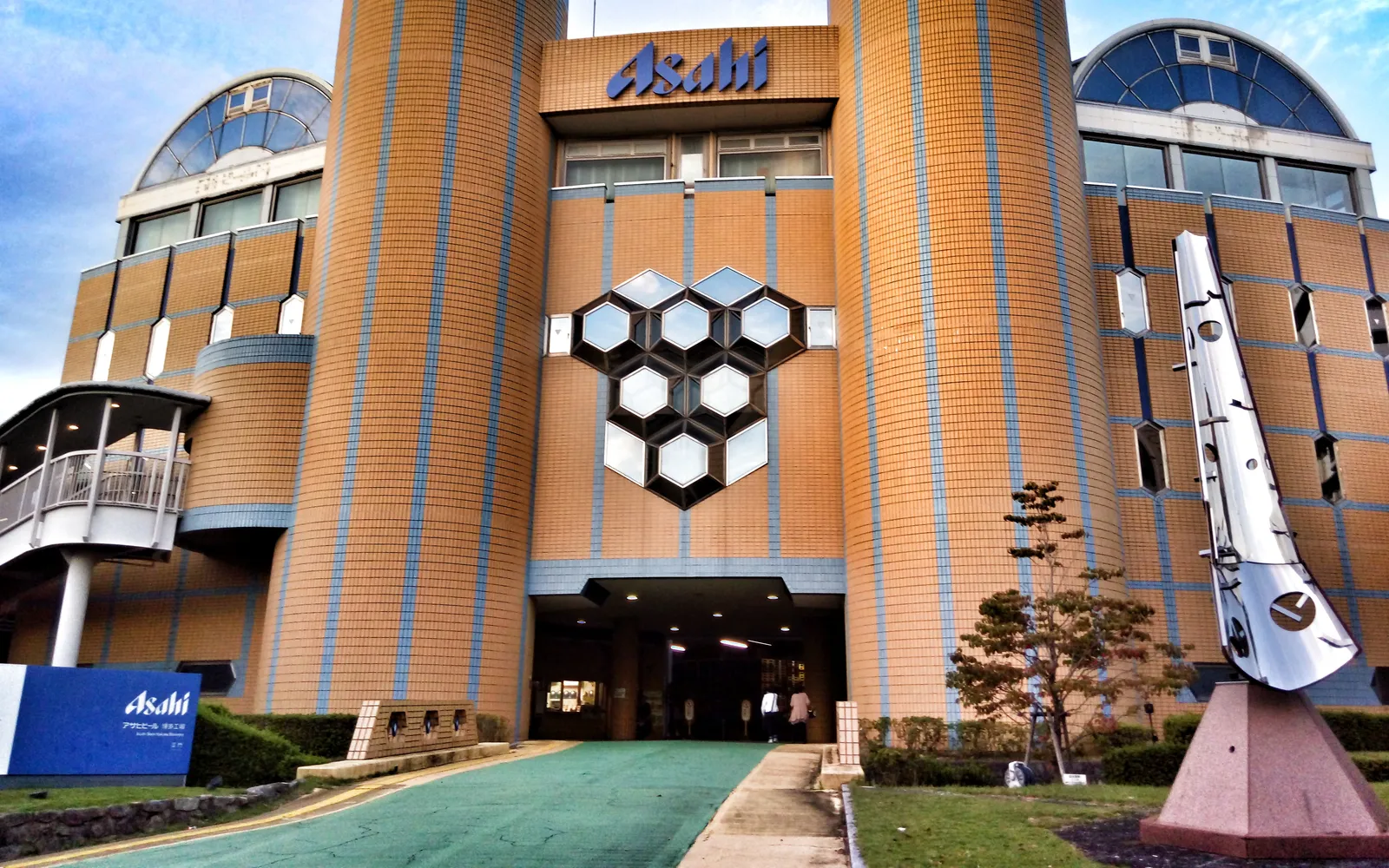 แก้วเบียร์คราฟต์สีทองอำพันของ Coedo Brewery พร้อมขวดสีแดงสูตร Beniaka มันหวาย
