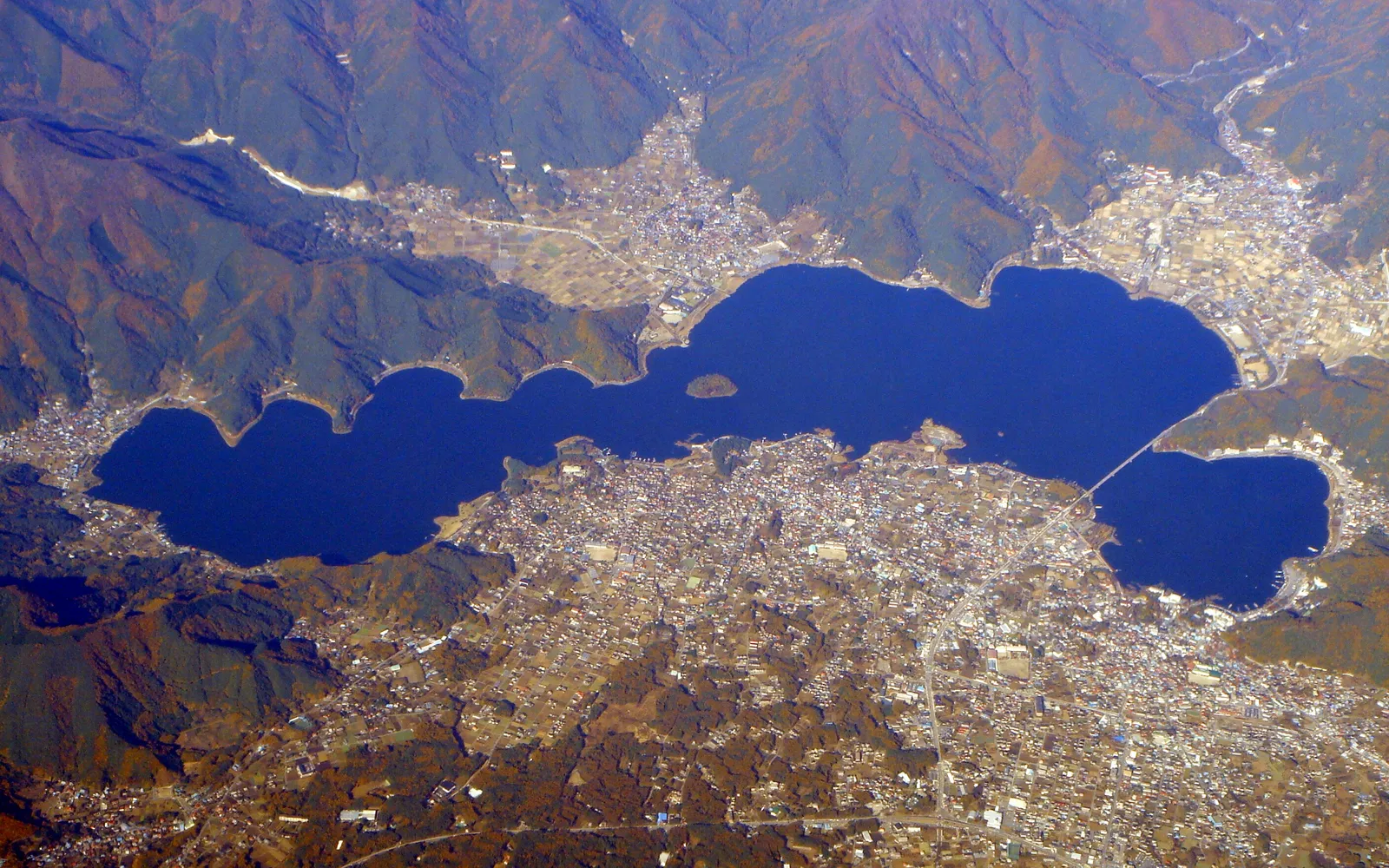 ทุ่งลาเวนเดอร์สีม่วงที่สวนโออิชิ มีฟูจิโผล่เหนือขอบฟ้า
