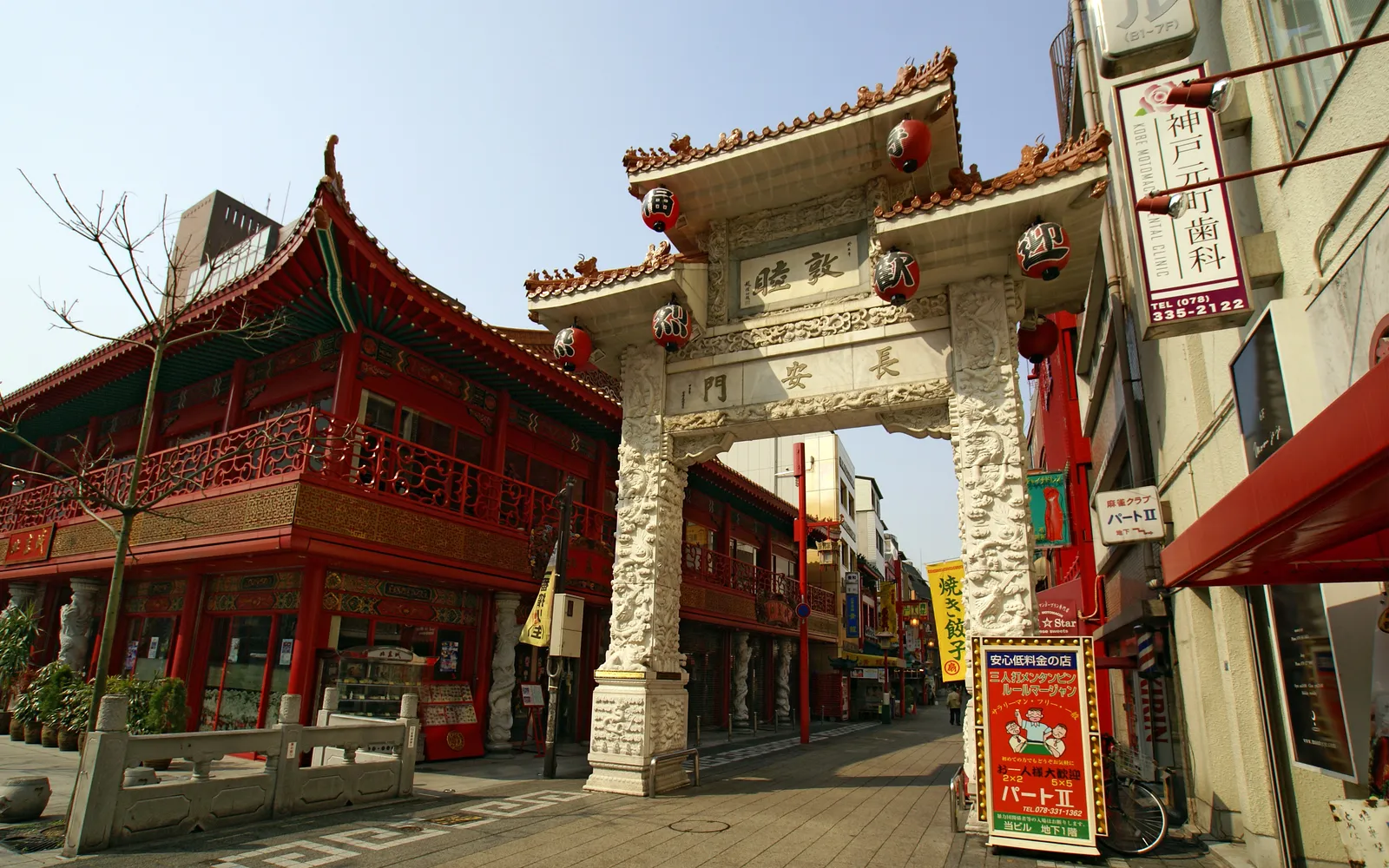 ประตู Chang'an Gate สีแดงโดดเด่นทางเข้าย่าน Nankinmachi ไชน่าทาวน์โกเบ