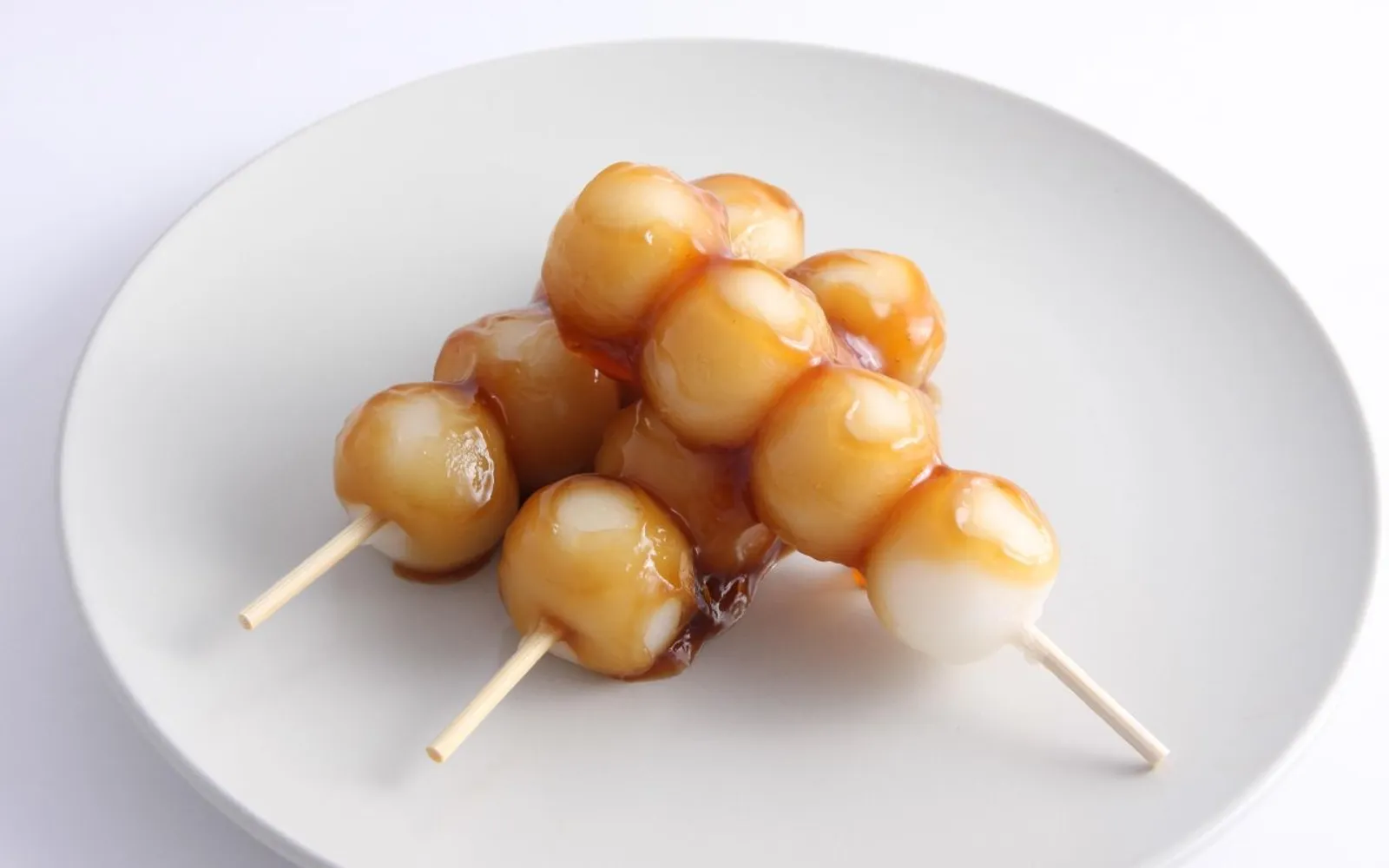 อิกินาริ ดังโกะขนมเผือกนึ่งสีม่วงชมพู เสิร์ฟในกล่องไม้