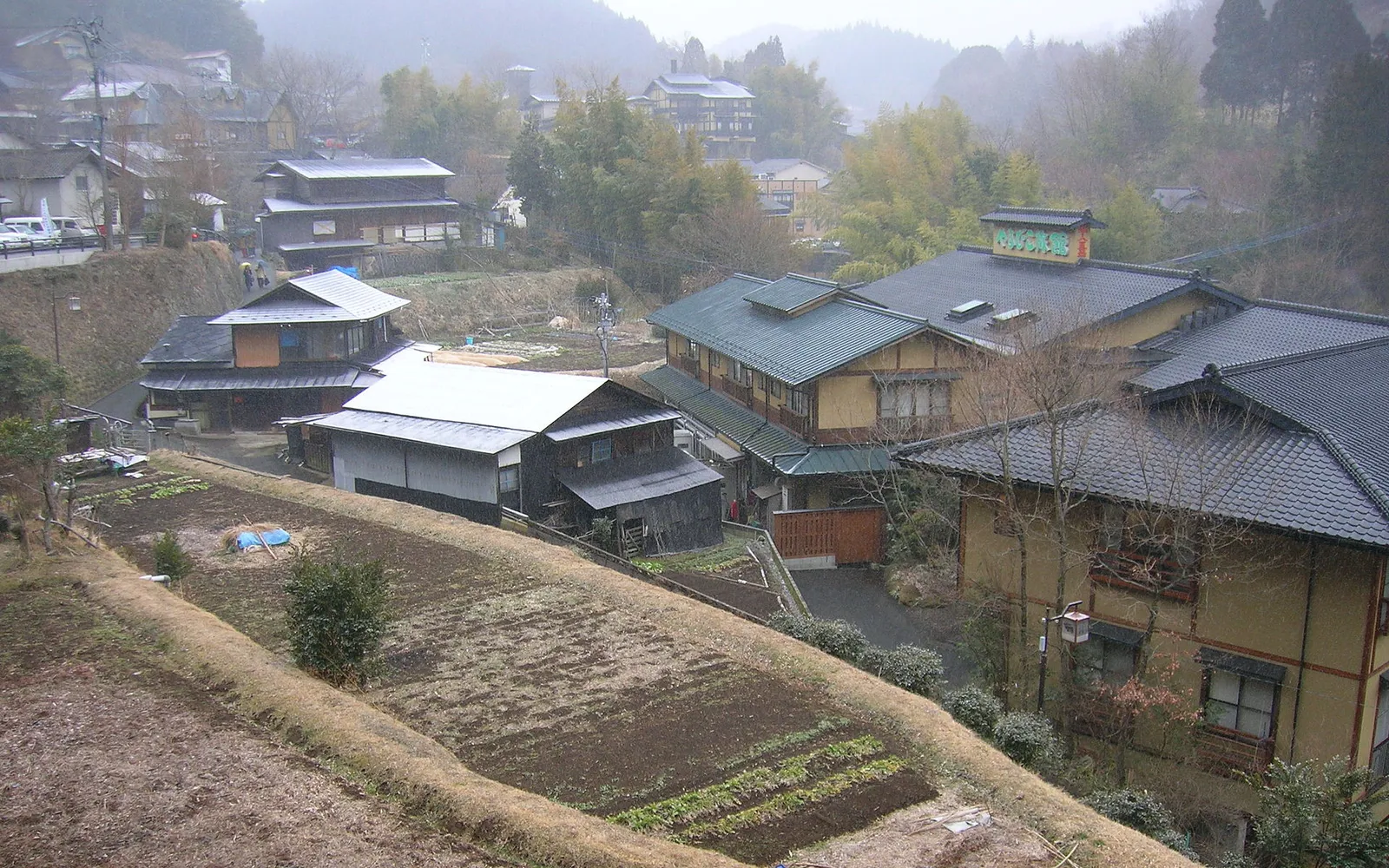 หมู่บ้านน้ำพุร้อนคุโรคาวะในหุบเขาป่าไม้สีเขียว