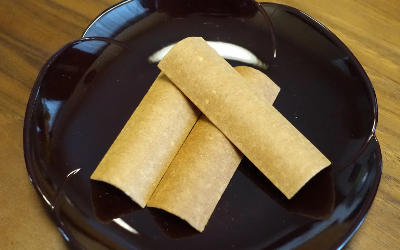 ขนม Yatsuhashi เกียวโต แป้ง Mochi สีเขียวมัทฉะห่อไส้ถั่วแดง วางเรียงเป็นแถวสวยงาม