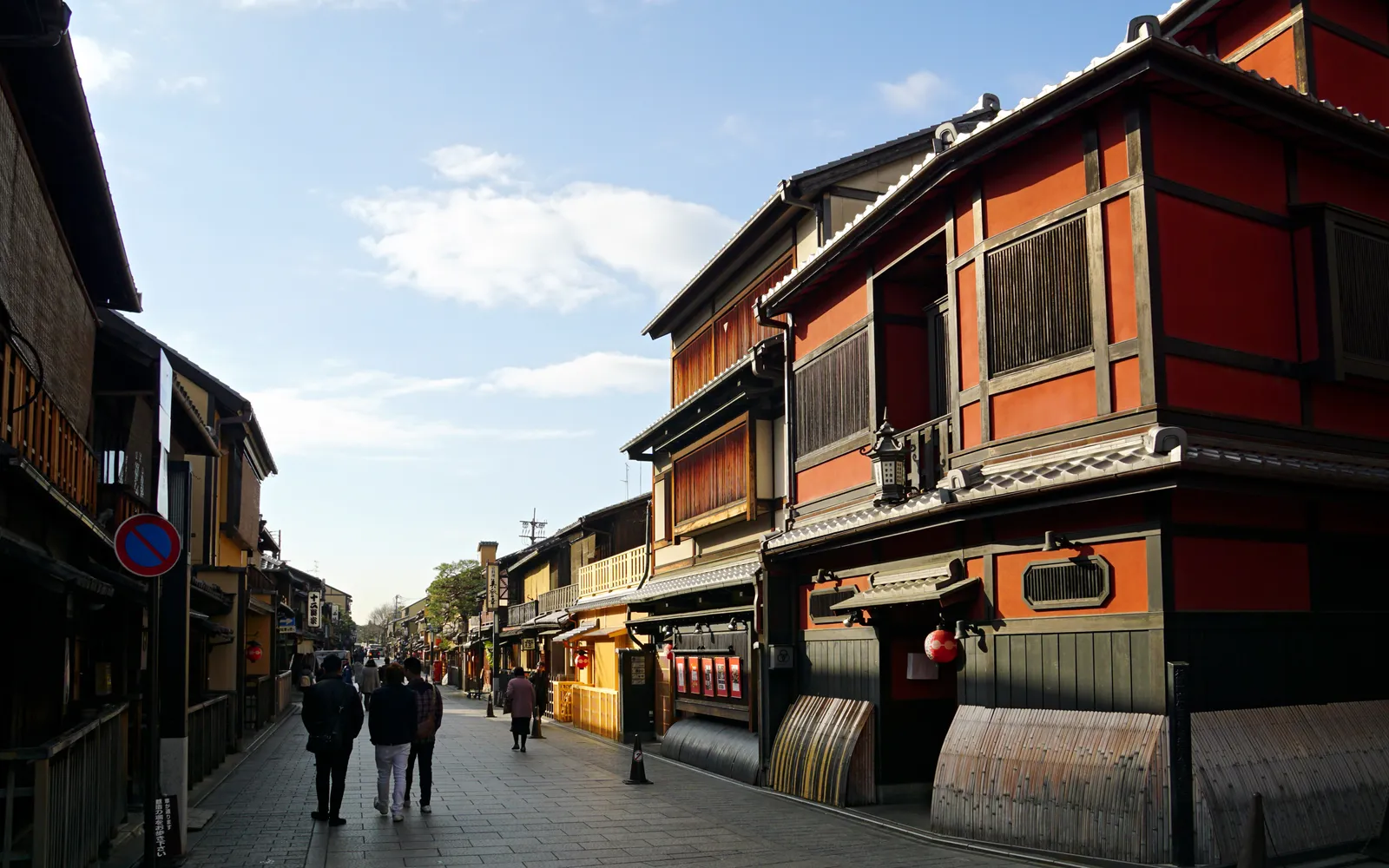 ถนน Hanamikoji ของย่าน Gion เกียวโต ยามค่ำคืนไฟโคมแดงส่องสว่างริมซอยมาชิยะ