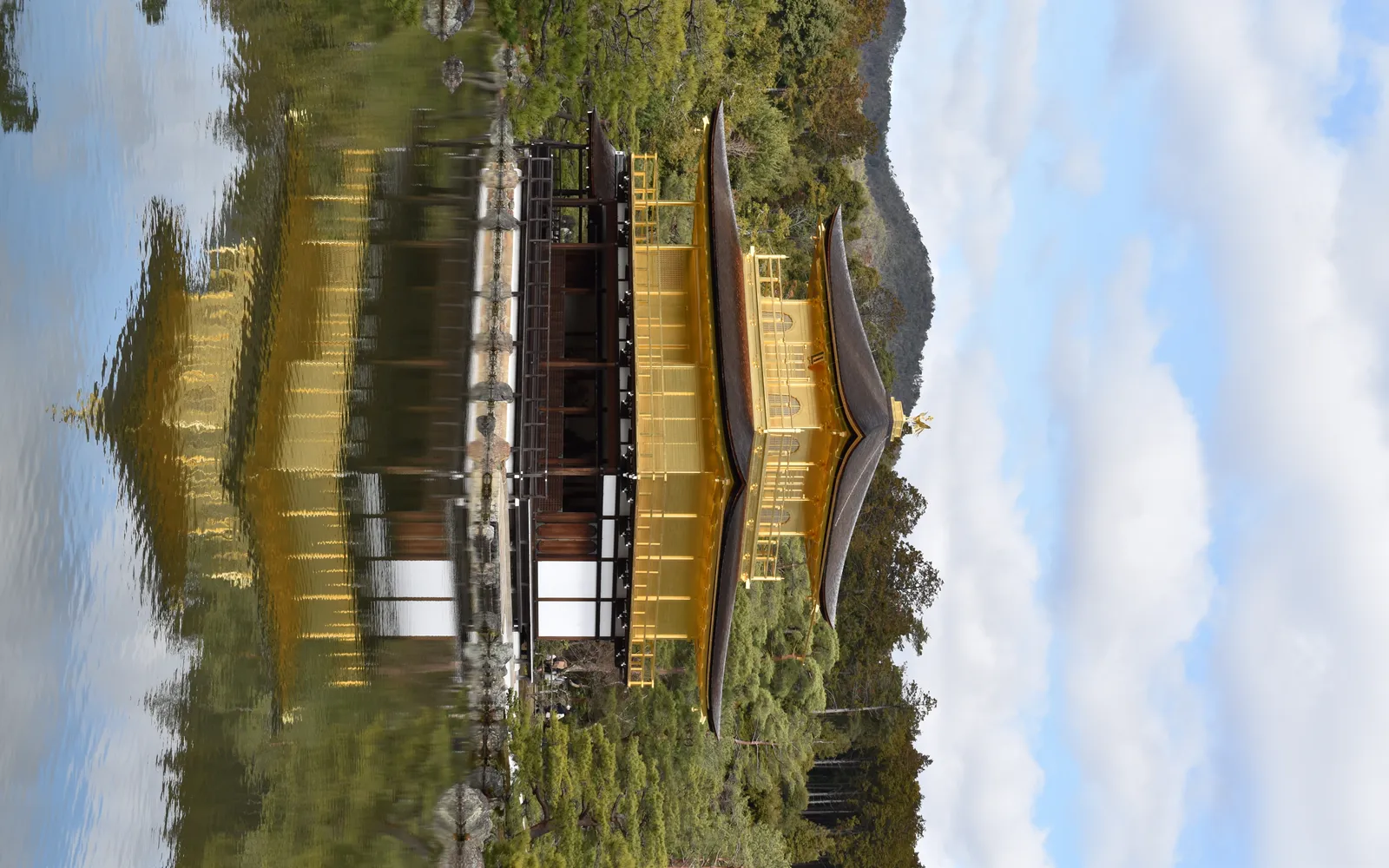 วัด Kinkaku-ji หรือ Golden Pavilion ปิดทองสามชั้นสะท้อนในสระน้ำท่ามกลางสวนญี่ปุ่น