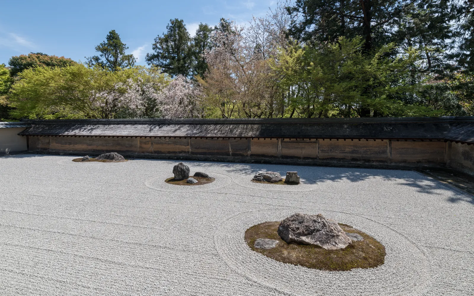 สวนหินแห้ง Karesansui ของวัด Ryoanji เกียวโต หินขนาดต่างกัน 15 ก้อนวางบนสวนทรายขาว