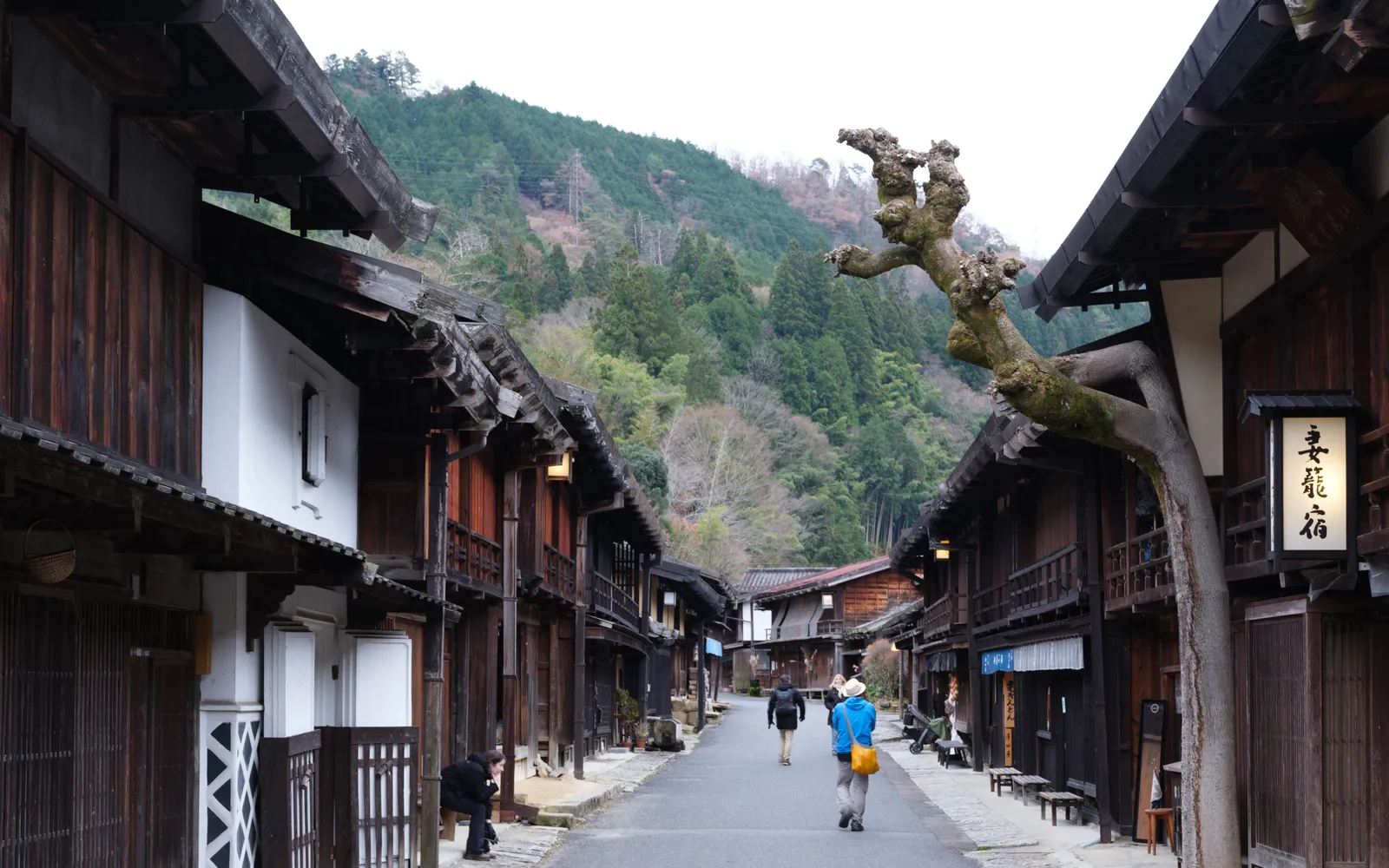 ถนนหินเรียบในหมู่บ้าน Tsumago-juku สายเส้นทาง Nakasendo ยุคเอโดะ