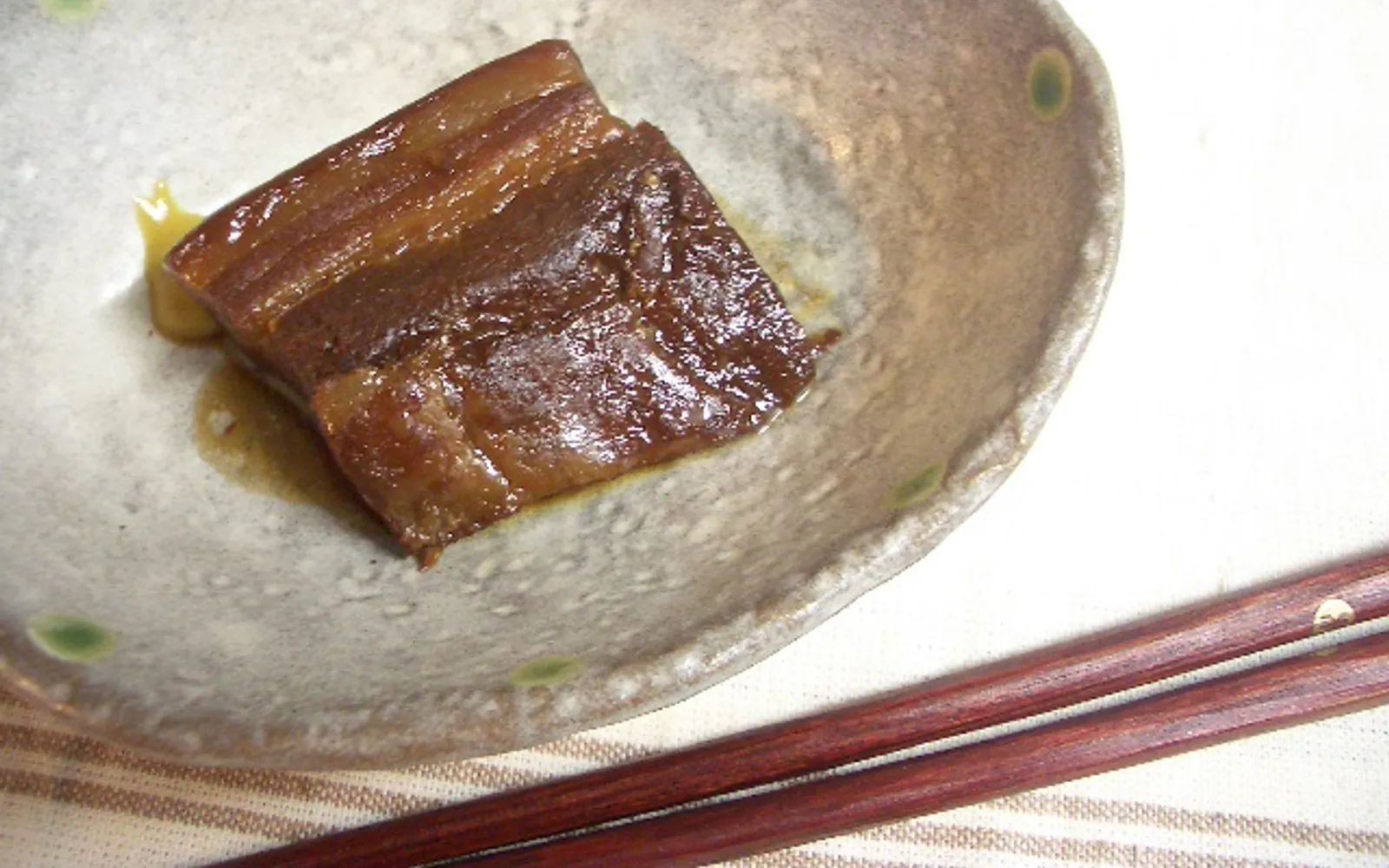 ซาลาเปานึ่งสีขาวบรรจุหมูสามชั้นตุ๋นน้ำตาลจนนุ่มละลาย ของว่างขึ้นชื่อนางาซากิ