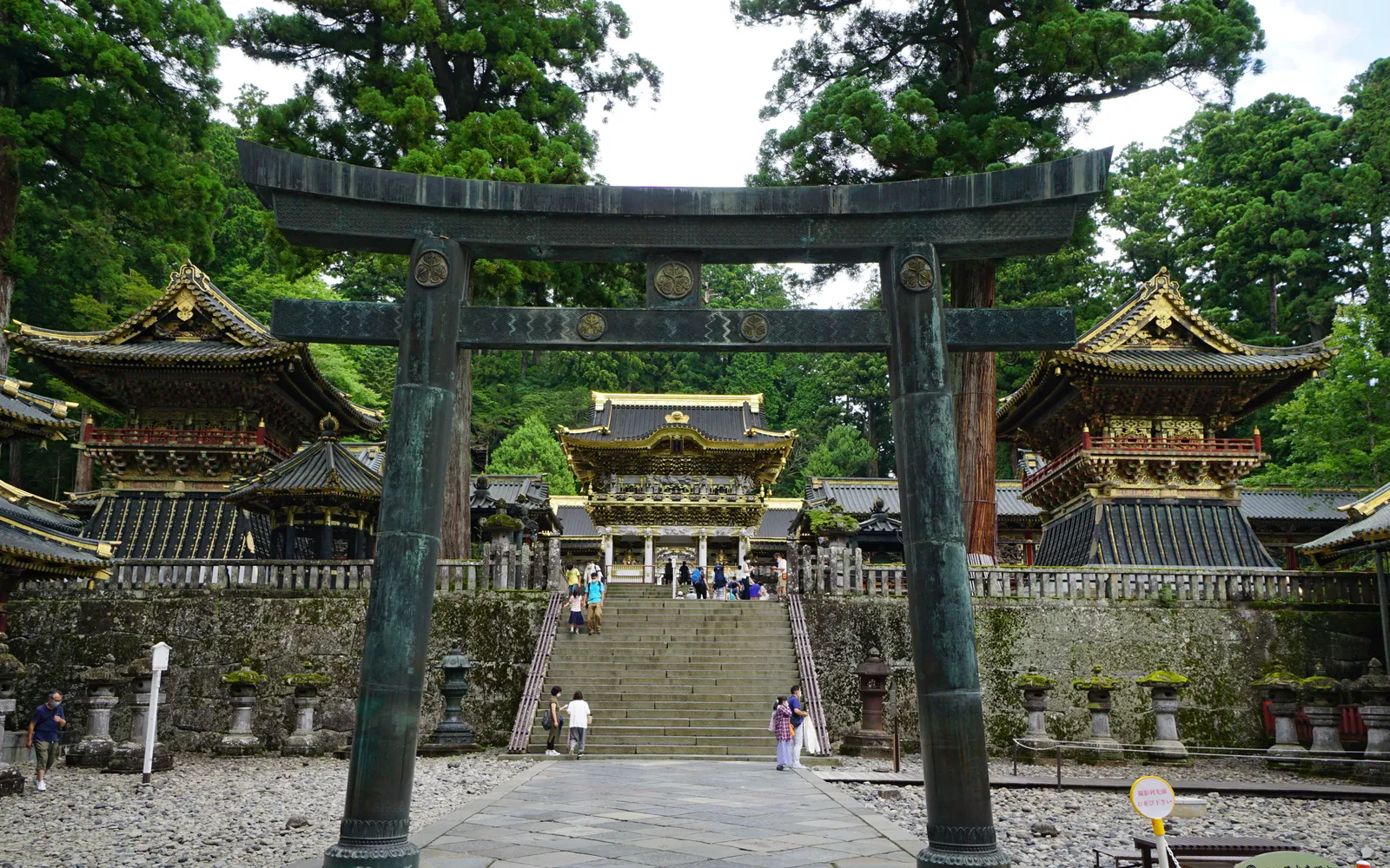 สะพานไม้โค้งสีแดงชินเคียวทอดข้ามแม่น้ำไดยะในนิกโก