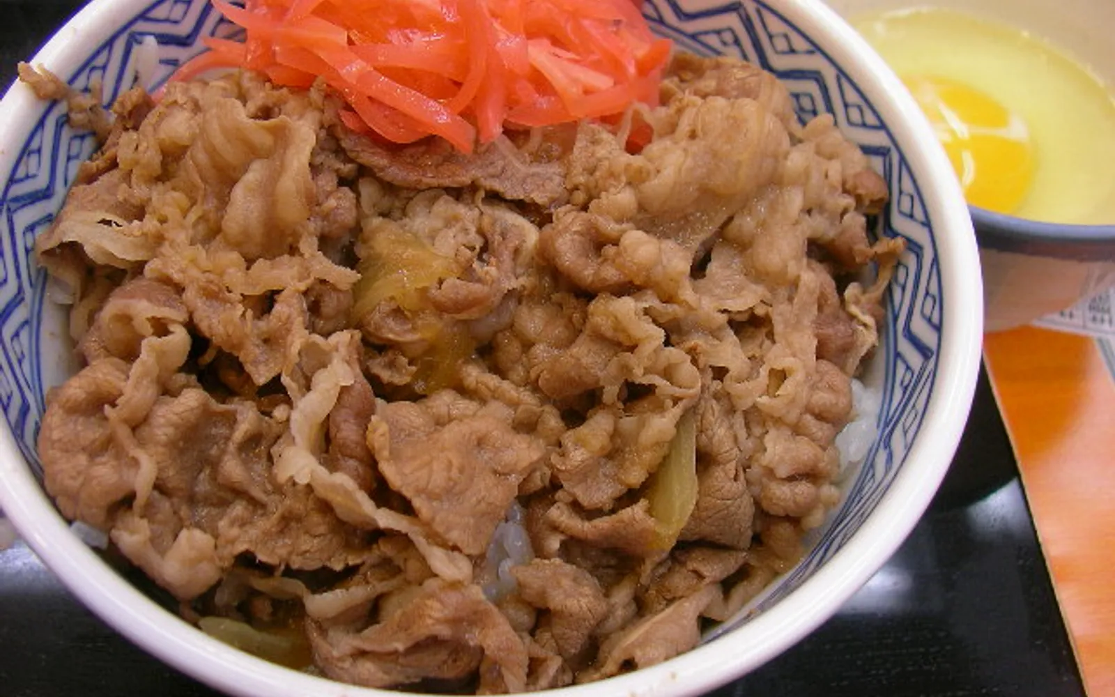 ข้าวหน้าซีฟู้ดไคเซ็นดงจานใหญ่ มีหอยเชลล์ ยูนิ ปลาแซลมอนและไข่ปลาสีส้มสดเรียงบนข้าว