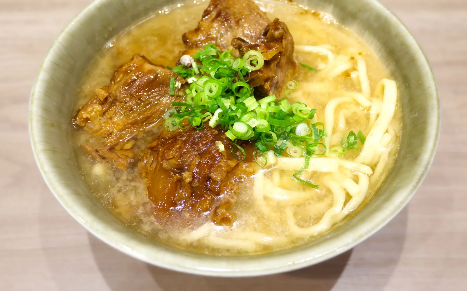 6 อาหารโอกินาวาที่ต้องลอง — โซบะริวกิว ราฟุเตะ ถึงอุมิบุโดะสาหร่ายเม็ดมุก