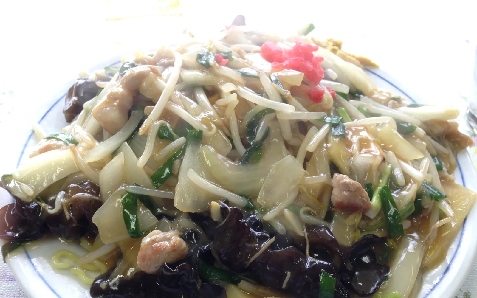 จานอังกาเกะยากิโซบะโอตารุบะหมี่ผัดราดน้ำแป้งข้นเต็มไปด้วยอาหารทะเลและผัก