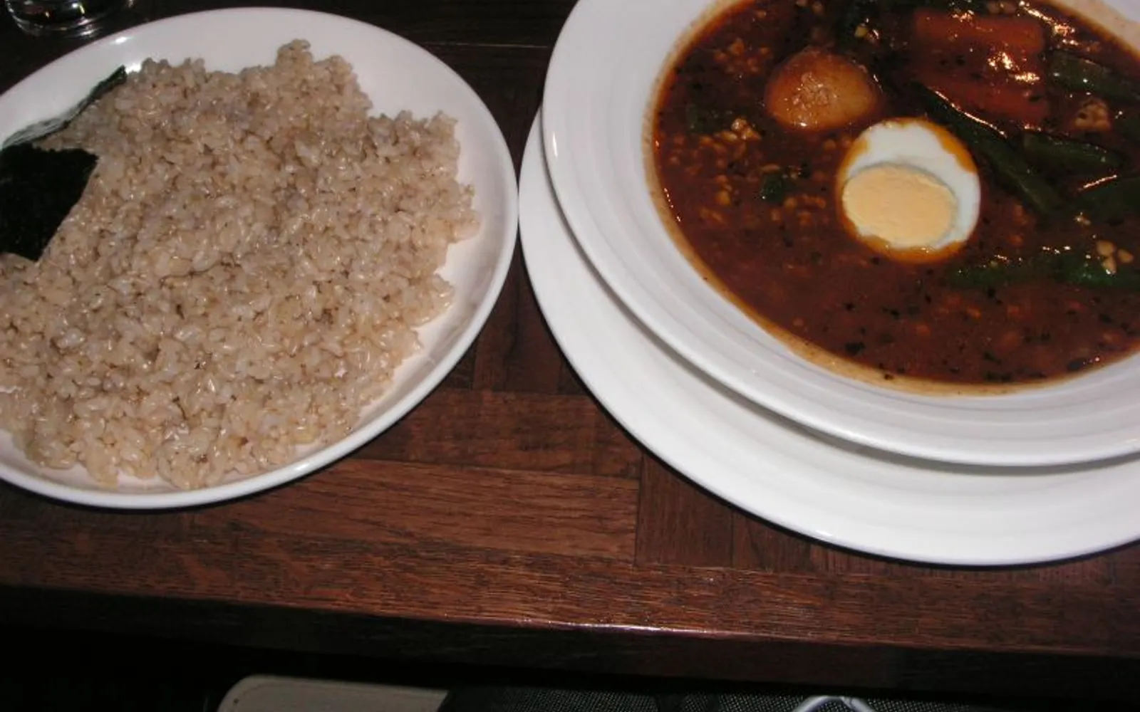 สูปแกงซัปโปโรในหม้อดินเผา พร้อมผักทอดหลากหลายและขาไก่ตุ๋นนุ่ม