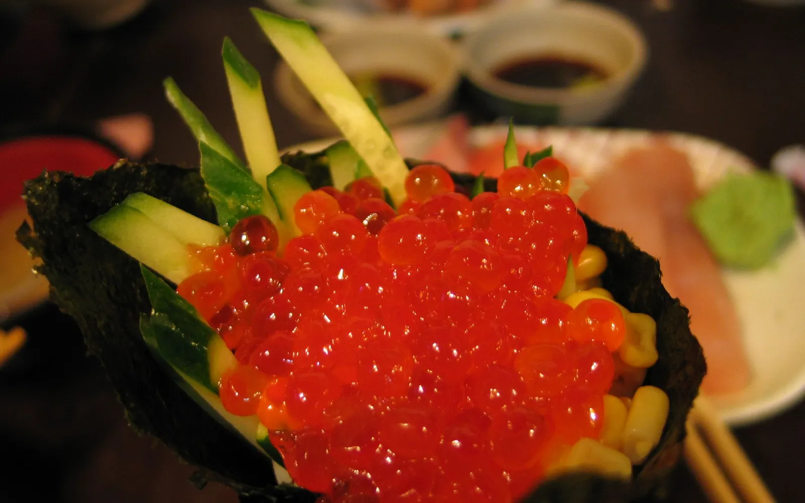 ข้าวฮะระโกะเมชิราดด้วยไข่แซลมอนสีส้มเม็ดใหญ่และเนื้อแซลมอนชิ้นหนาเสิร์ฟในจานไม้