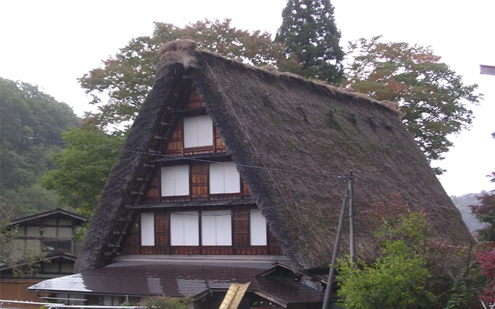 บ้านไม้หลังคาฟางหลายหลังของหมู่บ้านกลางแจ้ง Hida no Sato ล้อมรอบด้วยธรรมชาติ