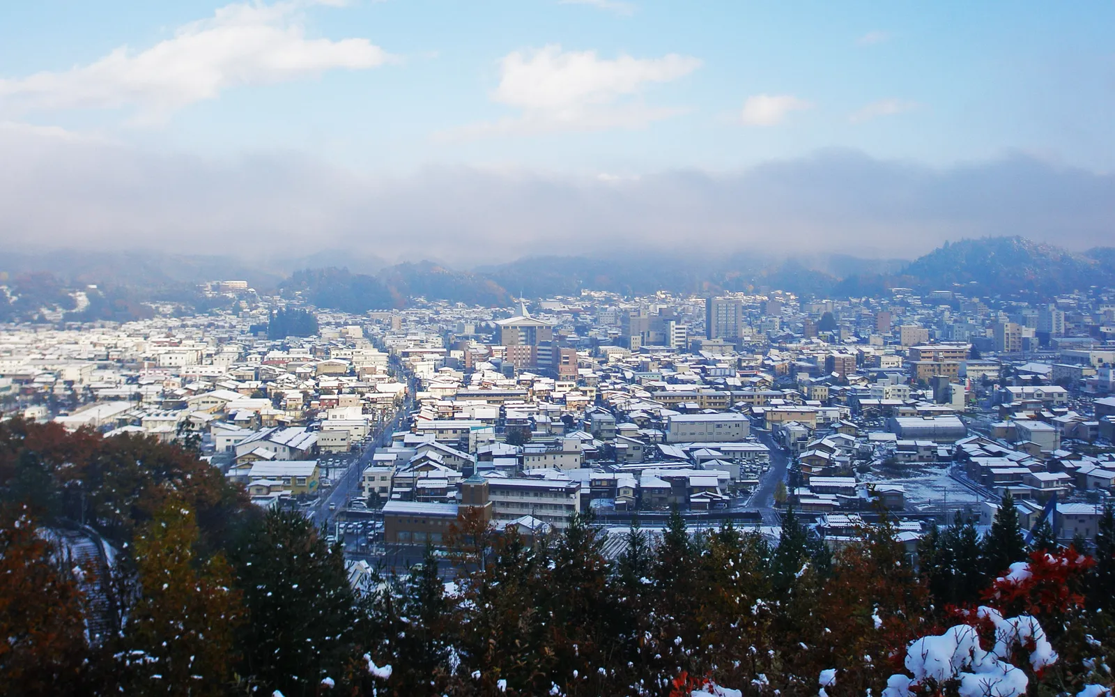 เส้นทางเดินใต้ต้นซากุระในย่านวัด Higashiyama ทาคายามะ