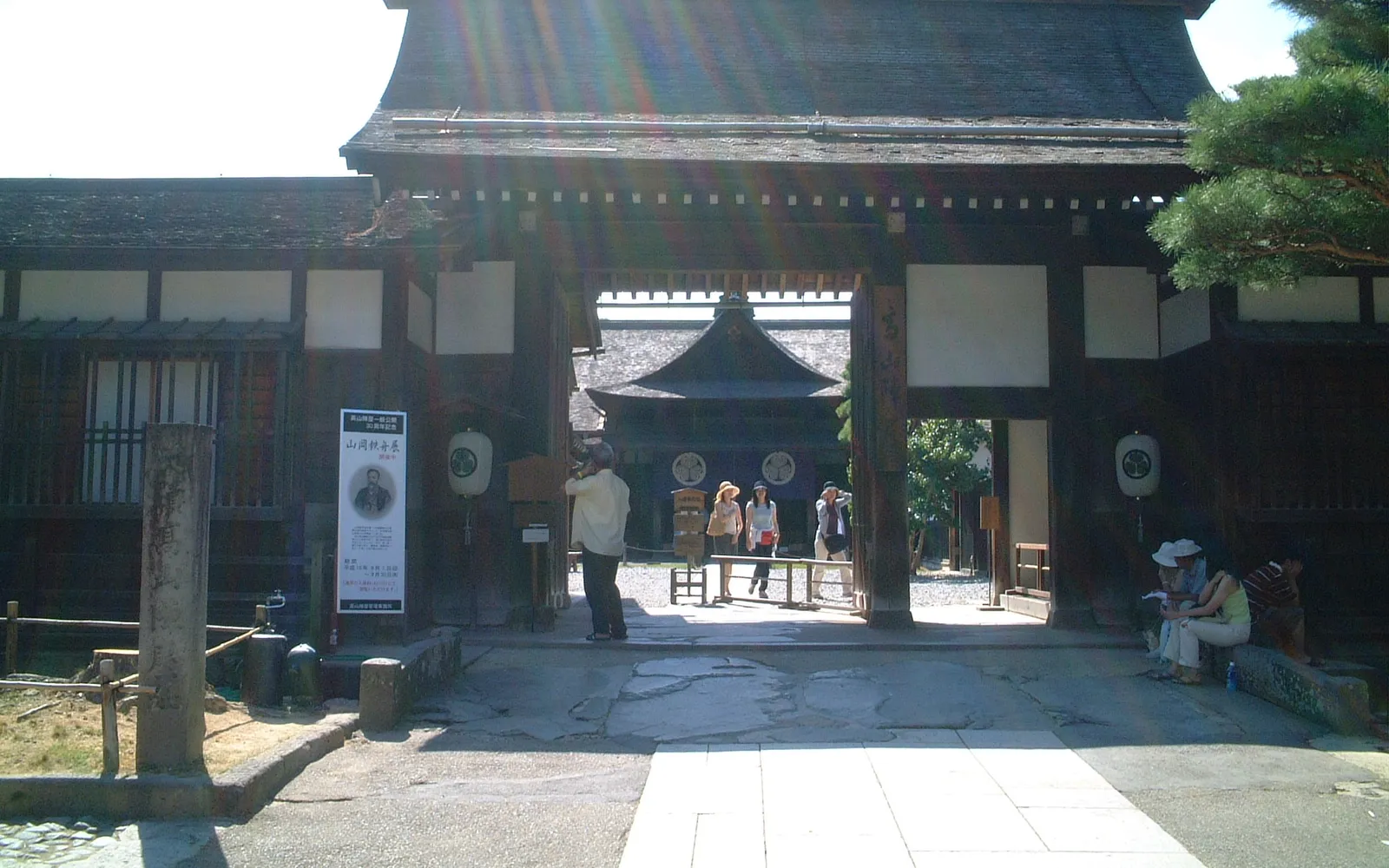 อาคารไม้สีน้ำตาลเข้มของ Takayama Jinya ศูนย์บัญชาการสมัยเอโดะ