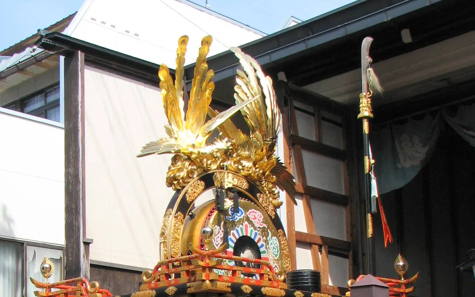 รถแห่ยาไตขนาดใหญ่ประดับทองและแกะสลักอย่างวิจิตรภายในศาลา Yatai Kaikan