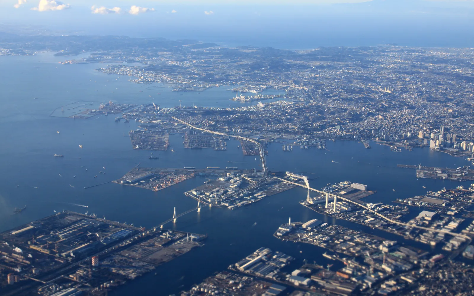 ท่าเทียบเรือ Osanbashi รูปทรงล้ำสมัยยื่นออกสู่อ่าวโยโกฮามา