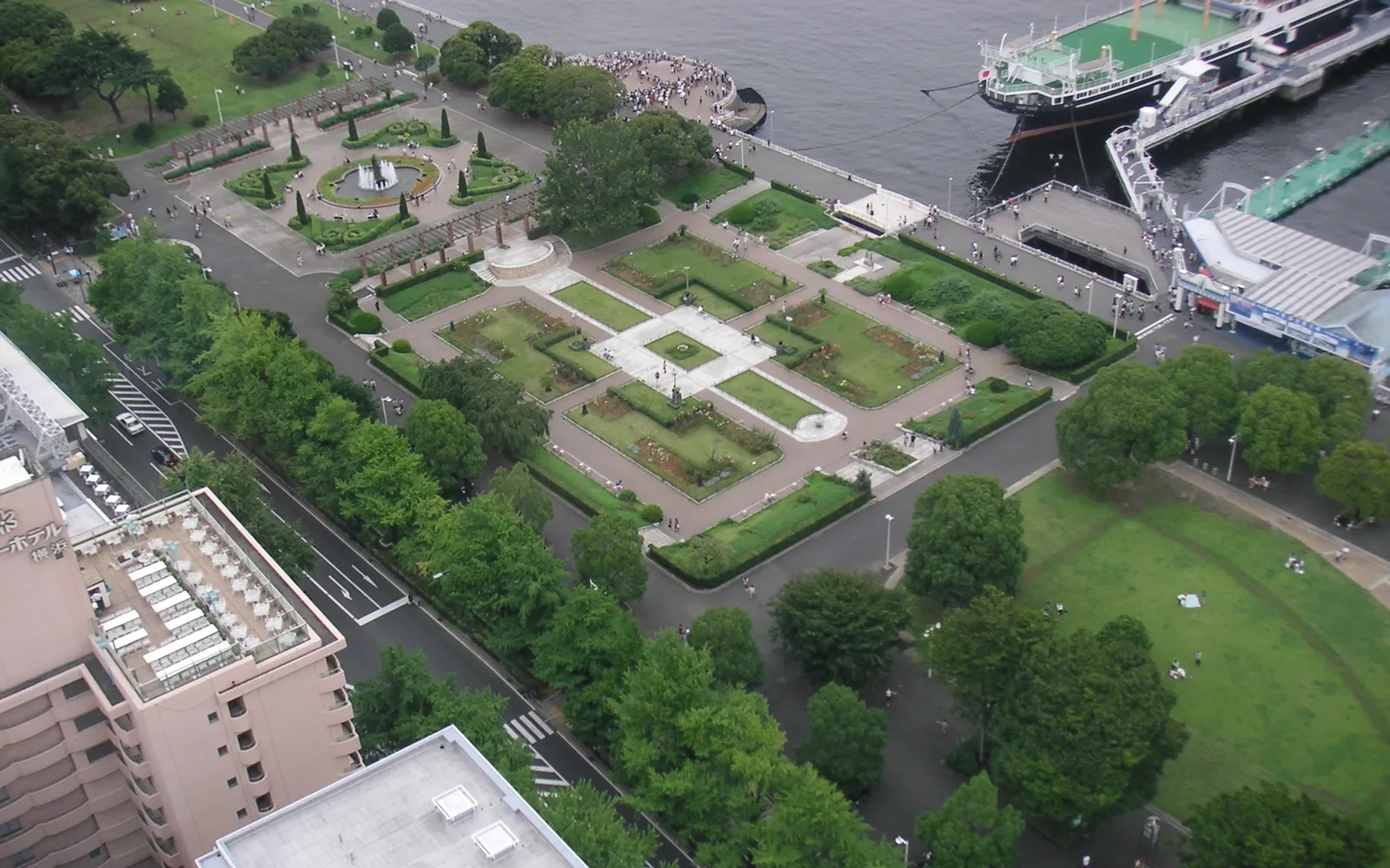 สวนริมน้ำ Yamashita Park พื้นหลังเรือ Hikawa Maru สีขาวและอ่าวโยโกฮามา