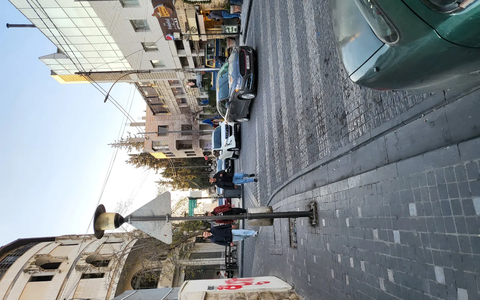 ร้านคาเฟ่และอาคารเก่าริมถนนเรนโบว์ในย่าน Jabal Amman