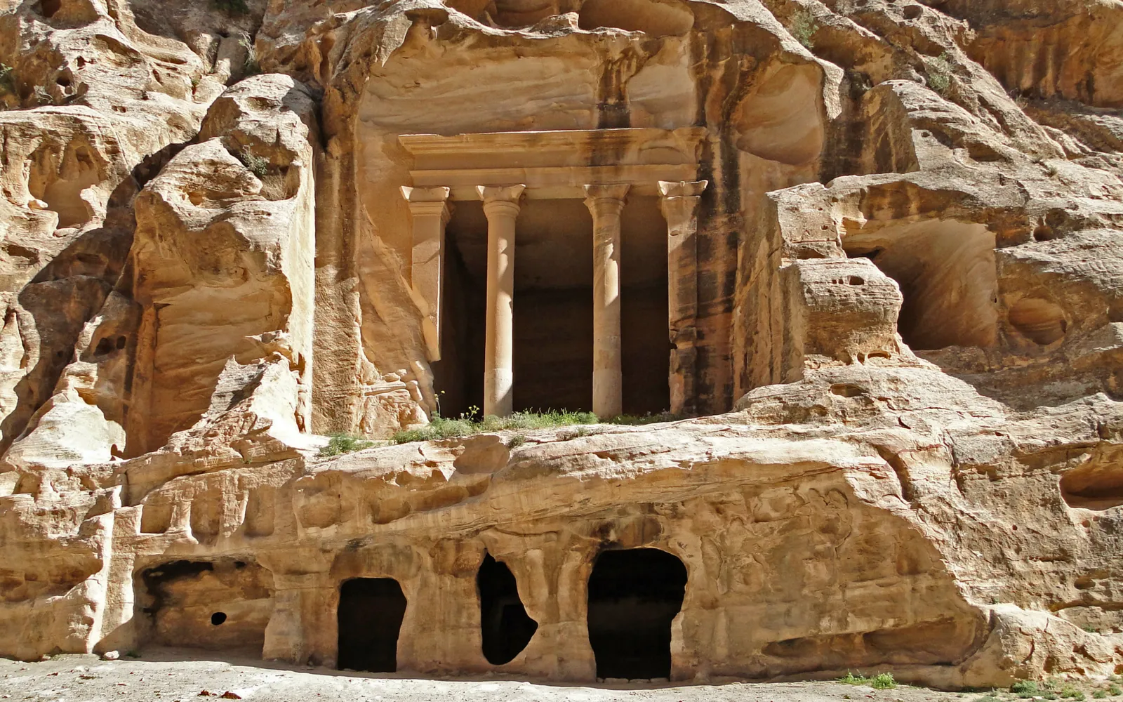 ช่องเขาแคบและหน้าผาแกะสลักที่ Little Petra (Siq al-Barid) จอร์แดน