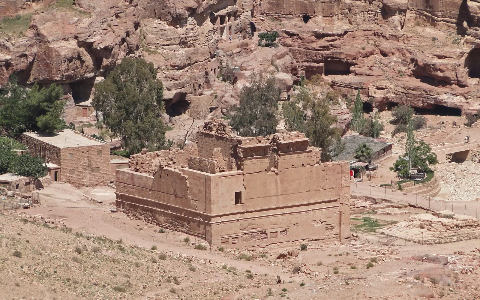 ซากวิหารหินก่อ Qasr al-Bint หนึ่งในสิ่งก่อสร้างที่ยังตั้งตระหง่านในเพตรา