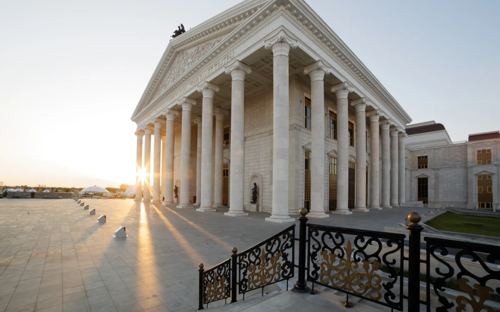 อาคารโรงโอเปร่าอัสตานาสถาปัตยกรรมคลาสสิกขนาดใหญ่
