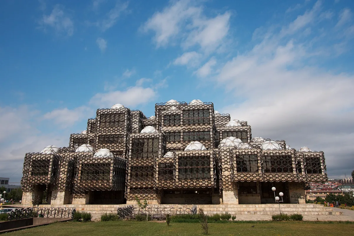 บรรยากาศย่านใจกลางเมือง (City Center) ในพริชตีนา