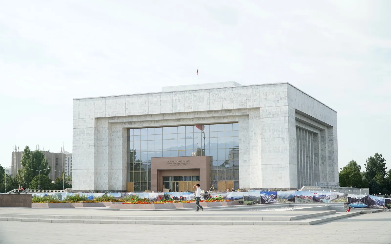 อาคารพิพิธภัณฑ์ประวัติศาสตร์แห่งชาติคีร์กีซริมจัตุรัสอะลา-ทู