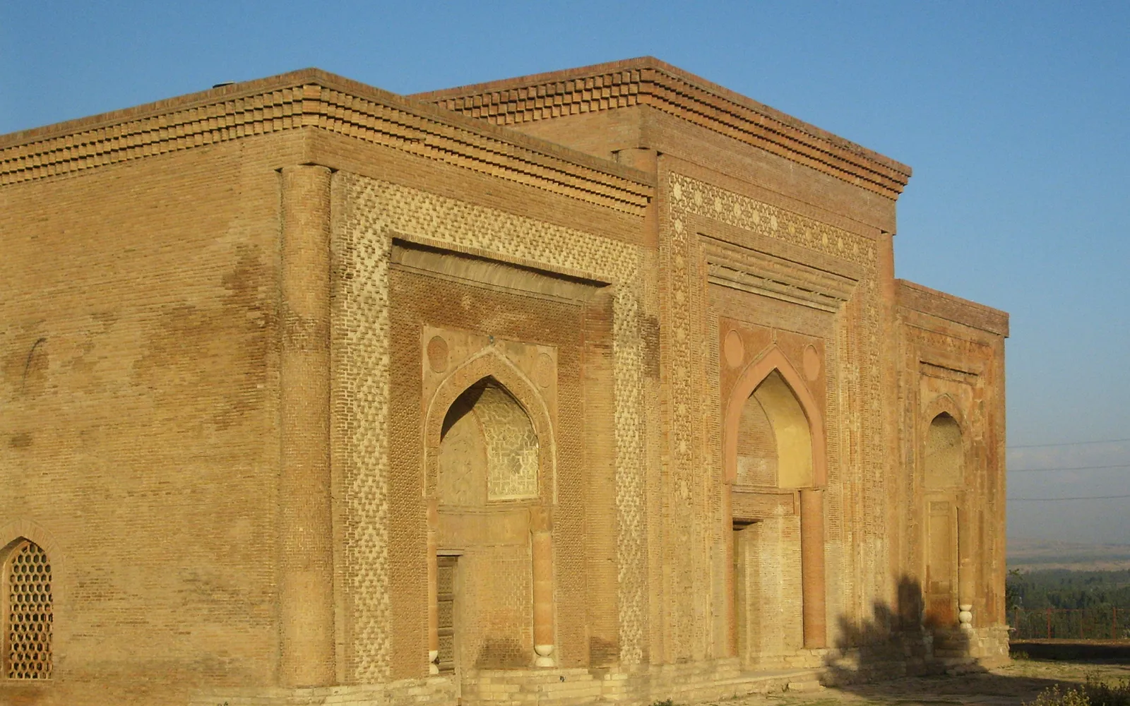 หอ minaret และสุสานยุค Karakhanid ในเมือง Özgön