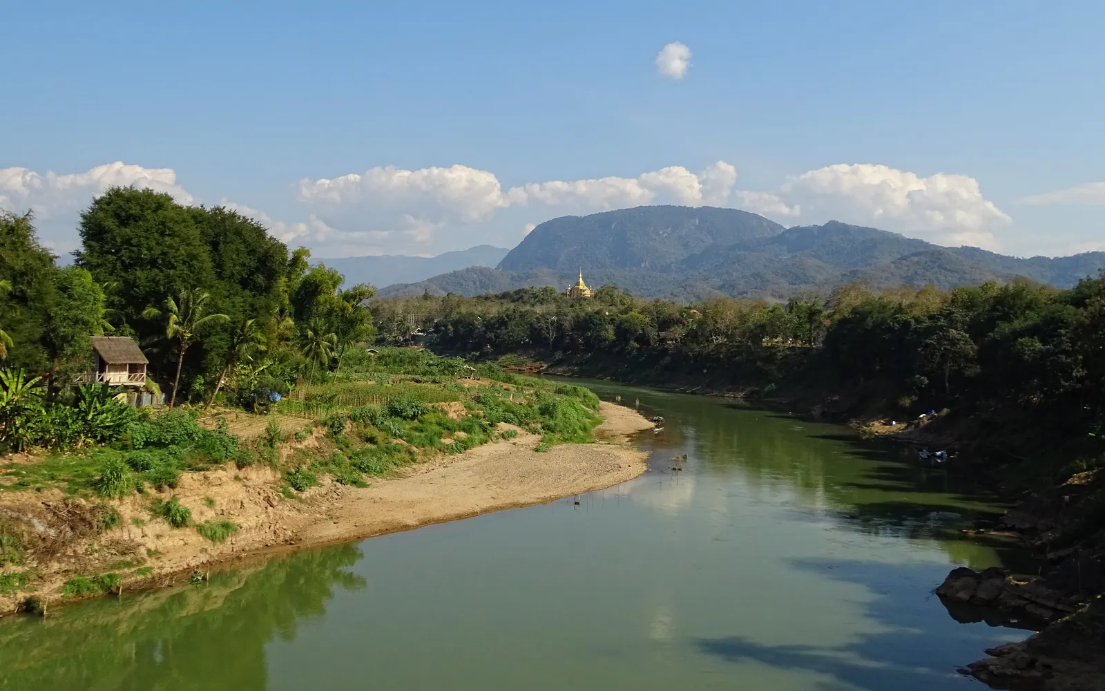 สะพานไม้ไผ่ทอดข้ามแม่น้ำคานในหลวงพระบาง
