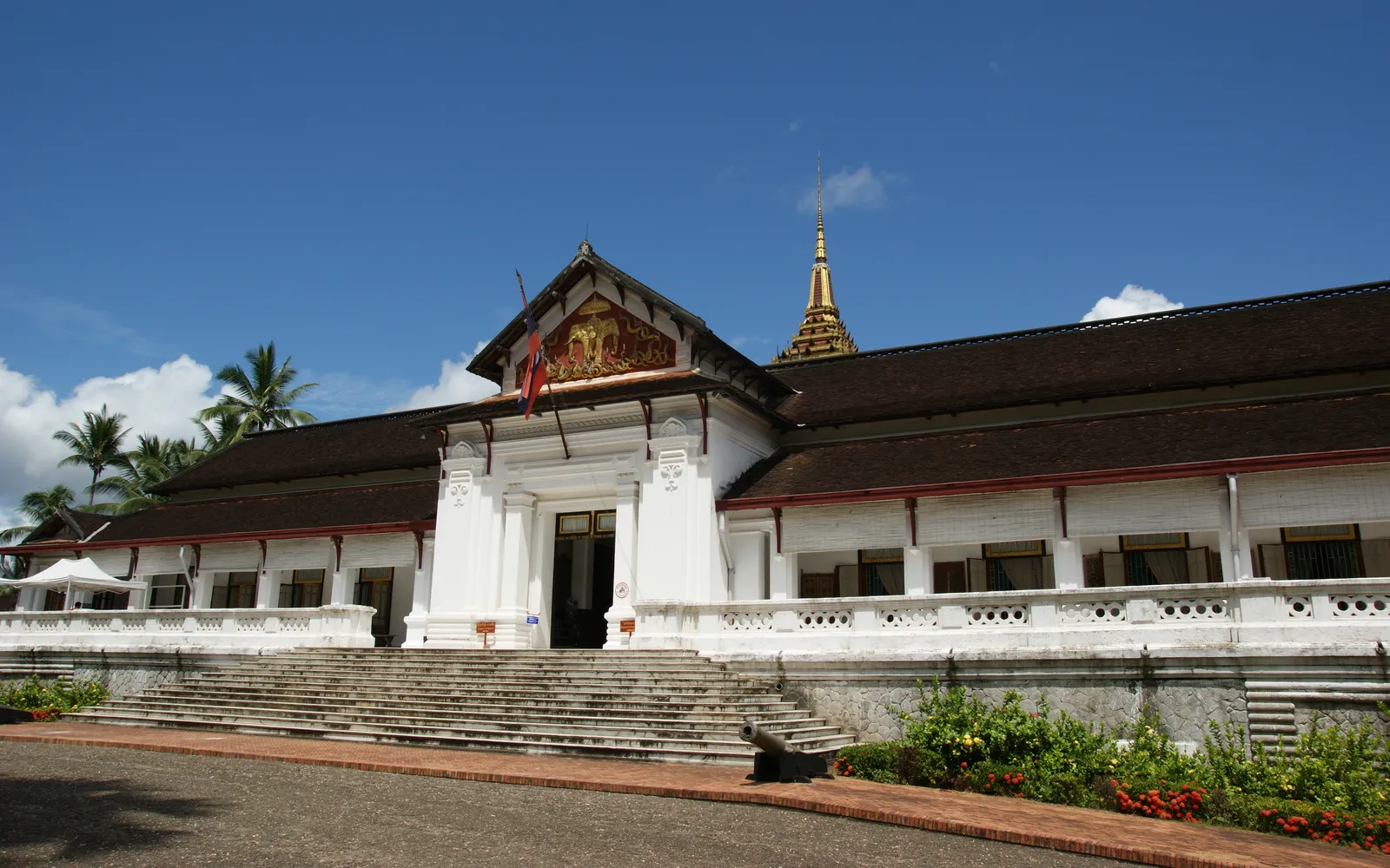 อาคารพระราชวังหลวงหลวงพระบางสไตล์ลาวผสมโคโลเนียล