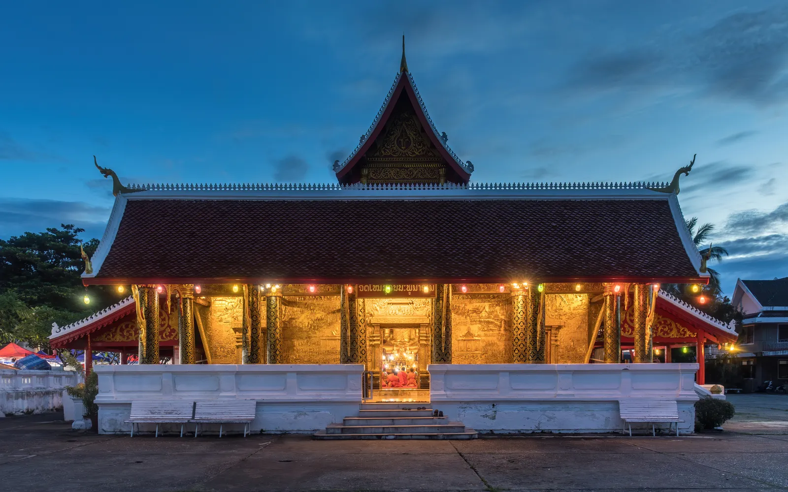 ระเบียงด้านหน้าวัดใหม่ประดับลายปูนนูนปิดทองอร่าม