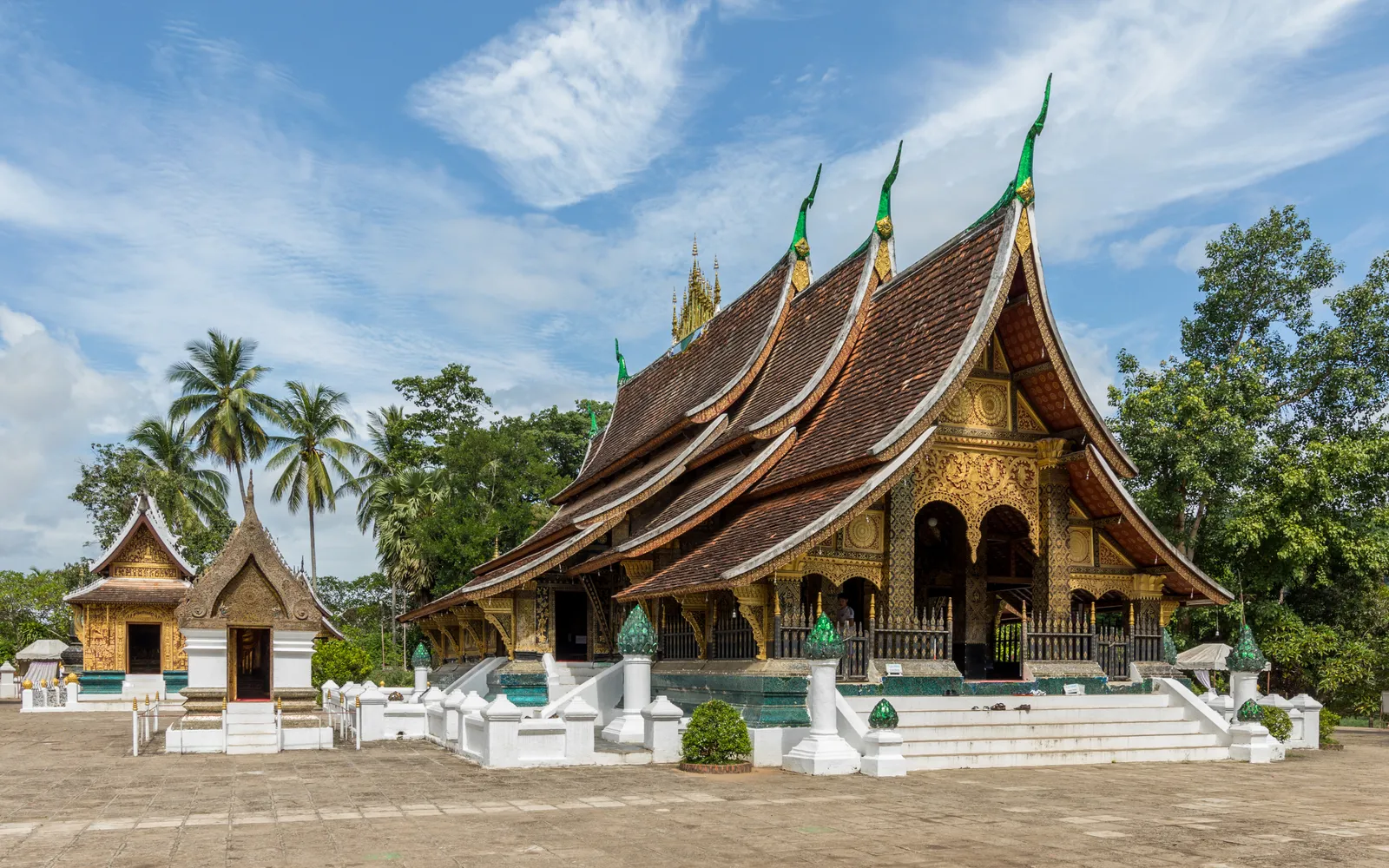 สิมวัดเชียงทองหลังคาลาดต่ำซ้อนชั้นประดับลายทอง
