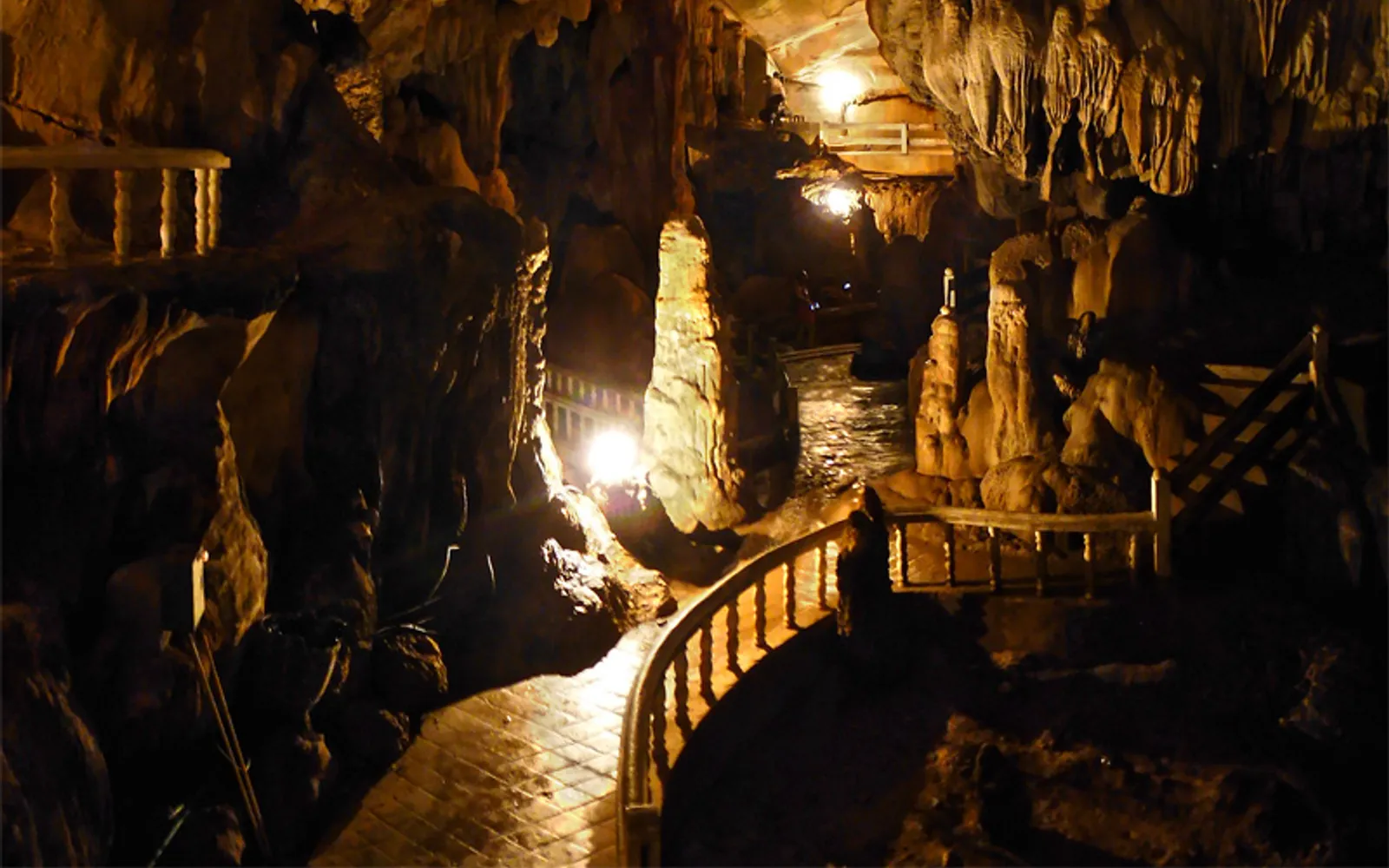 ภายในถ้ำจังที่วังเวียง มีหินงอกหินย้อยและทางเดิน
