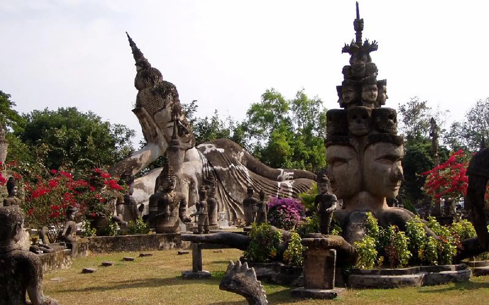 รูปปั้นพระนอนขนาดยักษ์และประติมากรรมปูนในสวนพระเชียงควน