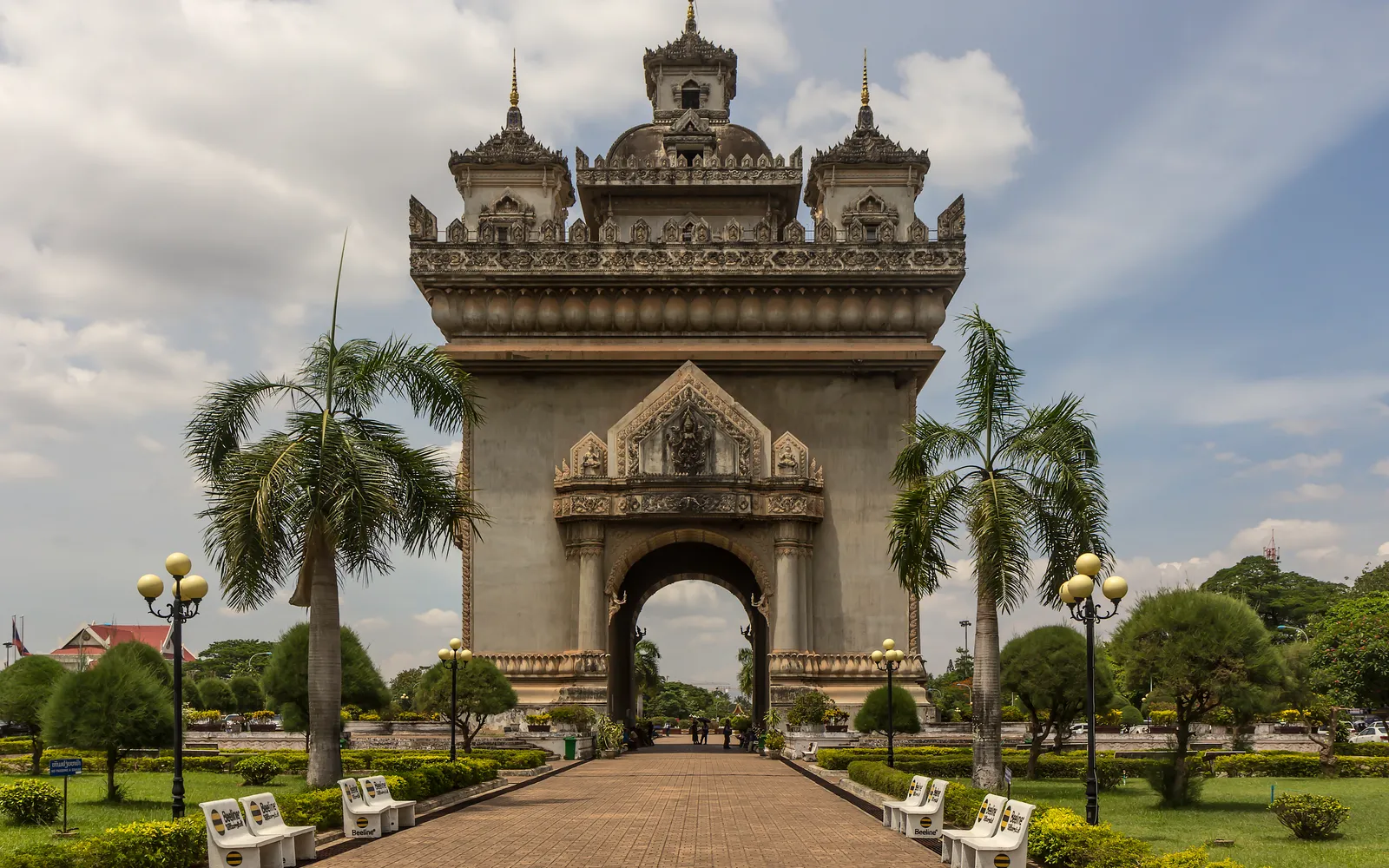 อนุสาวรีย์ประตูชัยเวียงจันทน์ทรงคล้ายประตูชัยฝรั่งเศสผสมศิลปะลาว