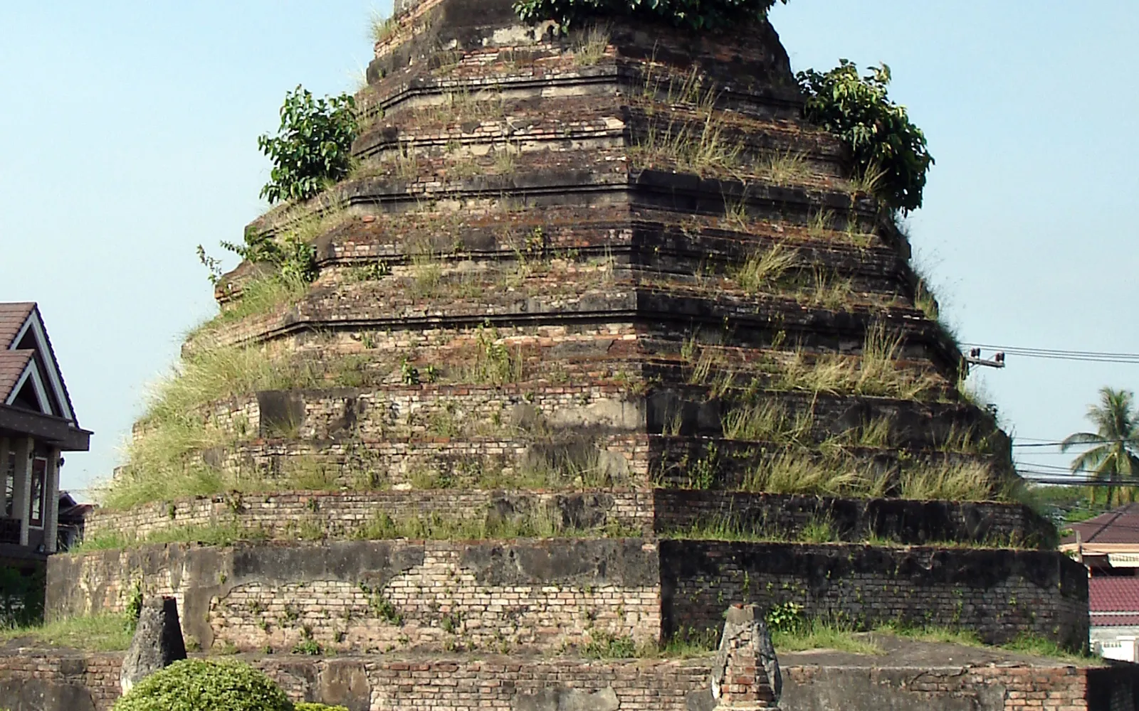 ธาตุดำเจดีย์อิฐเก่าสีคล้ำตั้งอยู่กลางวงเวียนในเวียงจันทน์