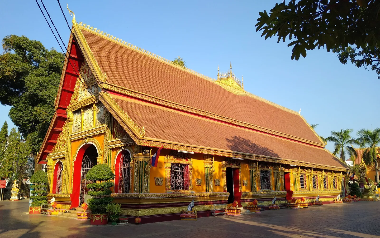 วิหารวัดสีเมืองสีสันสดใสที่คนลาวนิยมมาขอพร