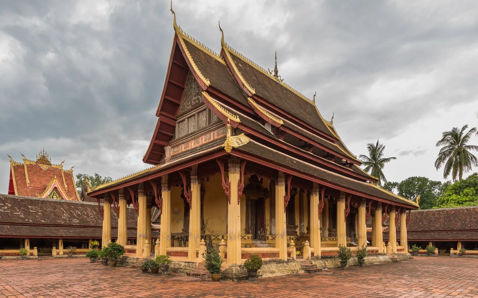 ระเบียงคดวัดสีสะเกดที่มีพระพุทธรูปเล็ก ๆ เรียงรายตามผนัง