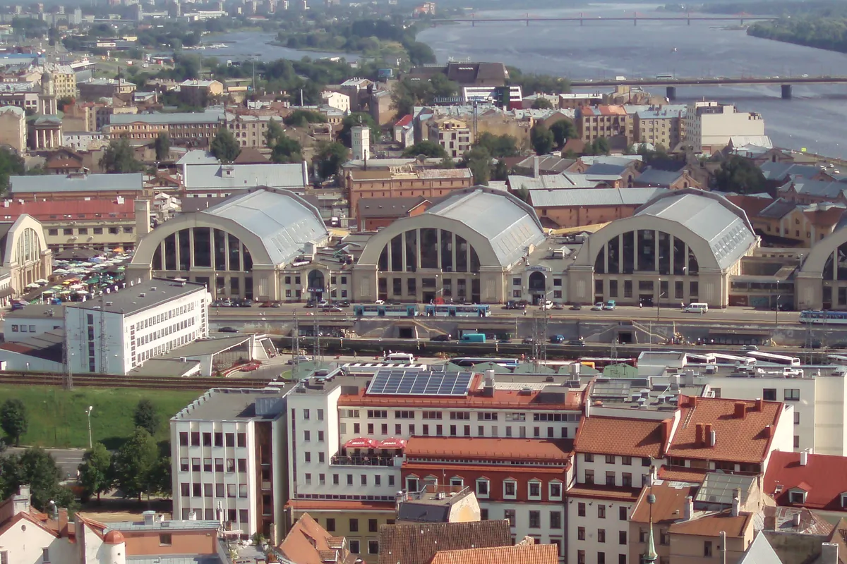บรรยากาศย่านใกล้สถานีรถไฟกลาง + Central Market ในริกา