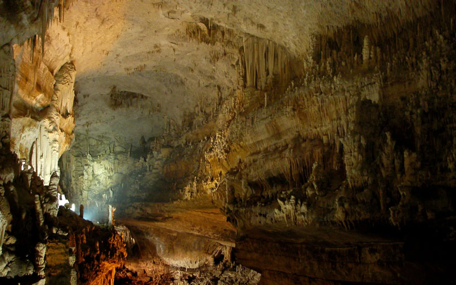 หินงอกหินย้อยภายในถ้ำเจตาส่องไฟสวยงาม
