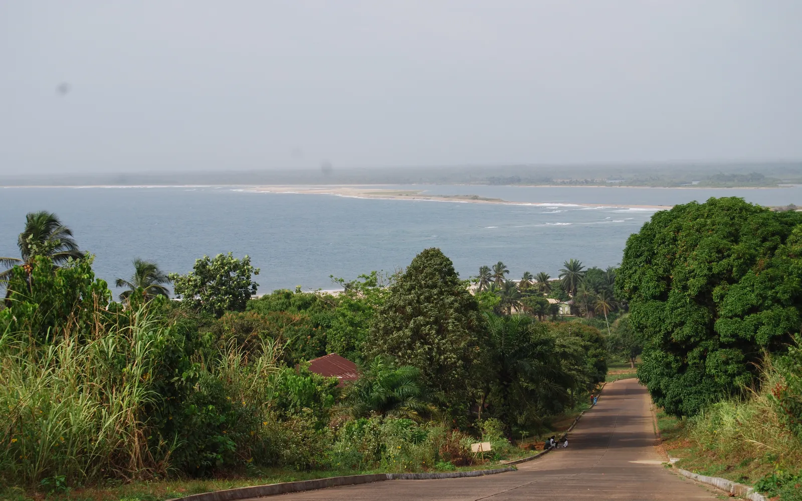 ซากเรืออับปางเก่าผุพังอยู่ริมหาดเงียบสงบ