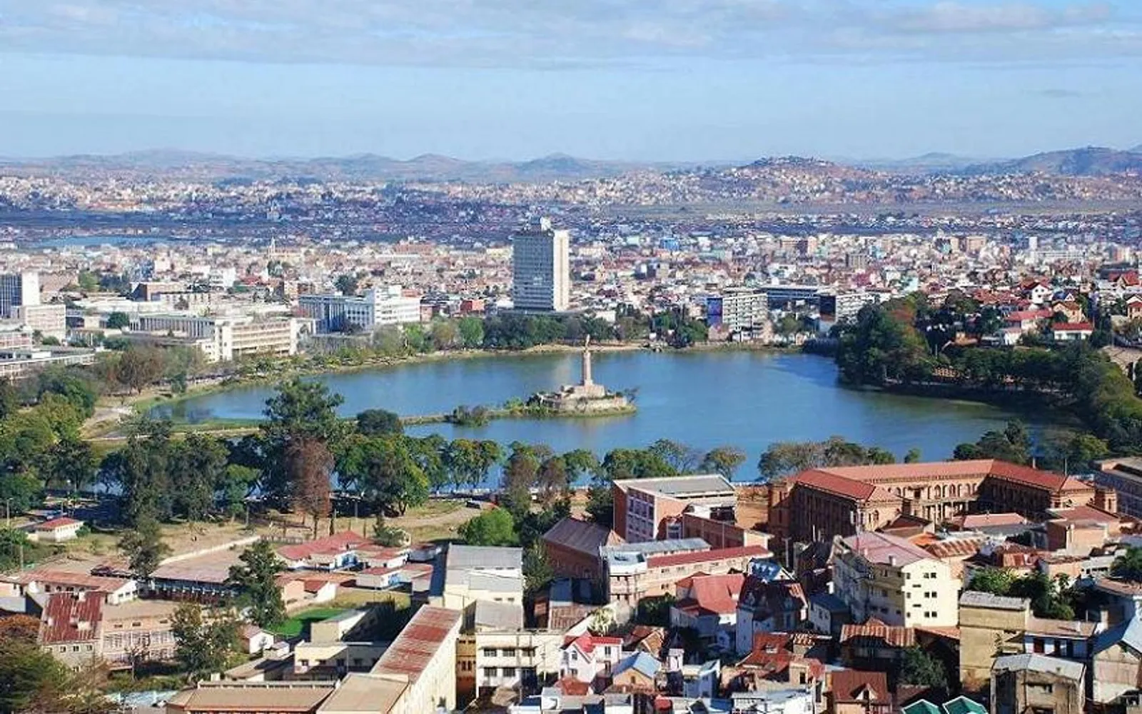 ทะเลสาบและนกน้ำในสวนซารัซาโอตรานอกใจกลางเมืองอันตานานาริโว