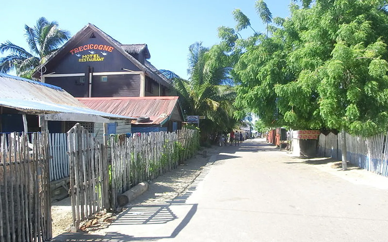 หาดทรายและถนนในเมืองโมรอนดาวาริมช่องแคบโมซัมบิก