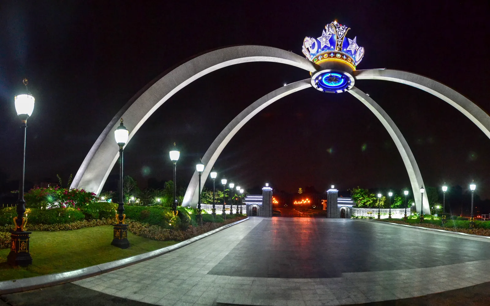 พระราชวังอิสตานา บูกิต เซเรเน สถาปัตยกรรม Art Deco มองเห็นสิงคโปร์เบื้องหน้า