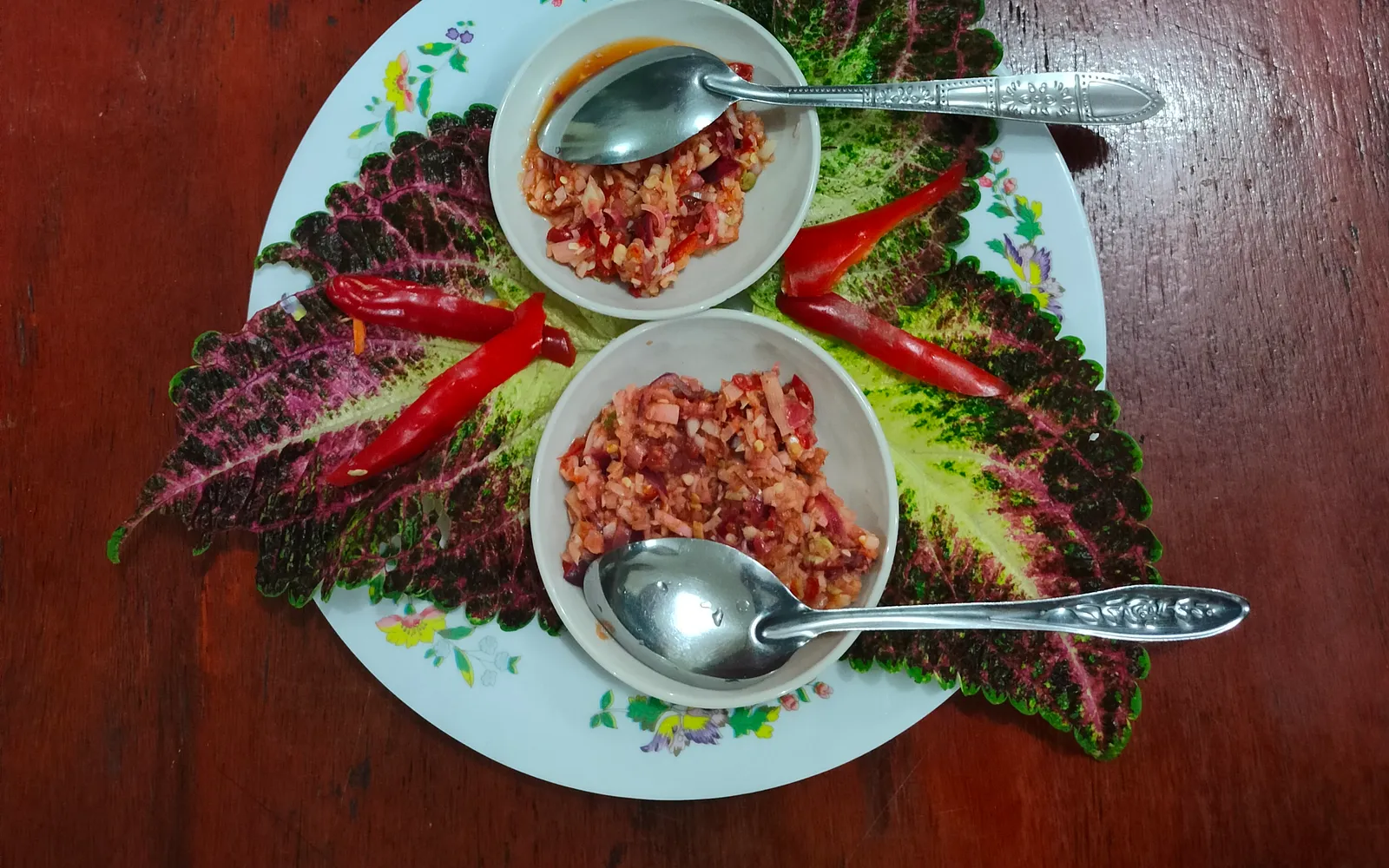 บะหมี่ตัวรันผัดกรอบสีเหลืองทองเสิร์ฟพร้อมไข่และหมูแดง สูตรเด่นของซาบาห์